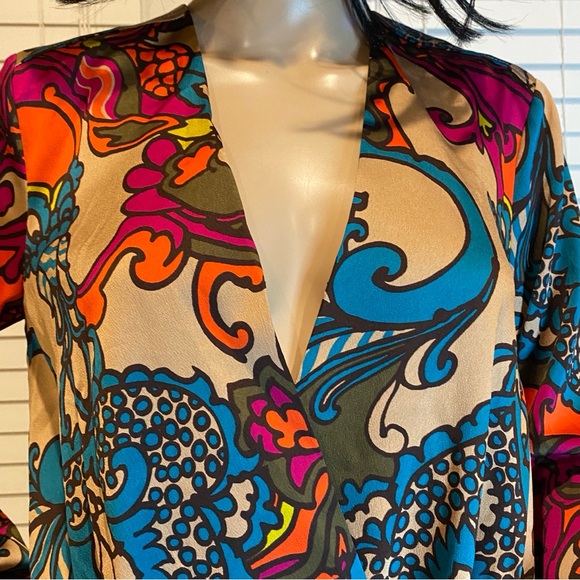 Trina Turk Laurynn Surplice Colorful Retro Floral Print Blouse Top Sz Small EUC - Picture 4 of 10